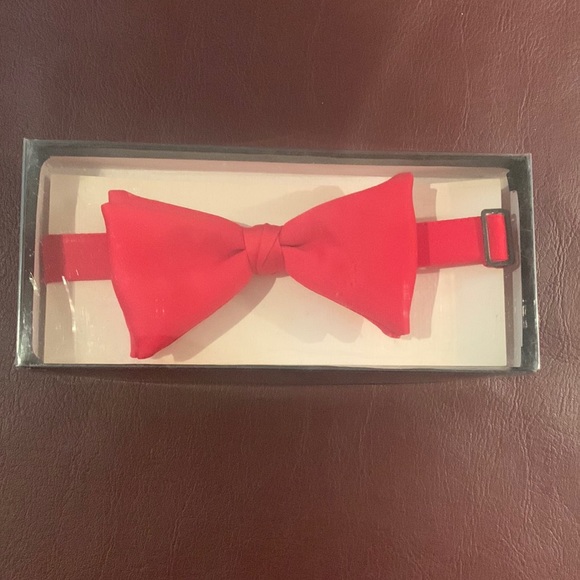 Red bow tie - Picture 1 of 2